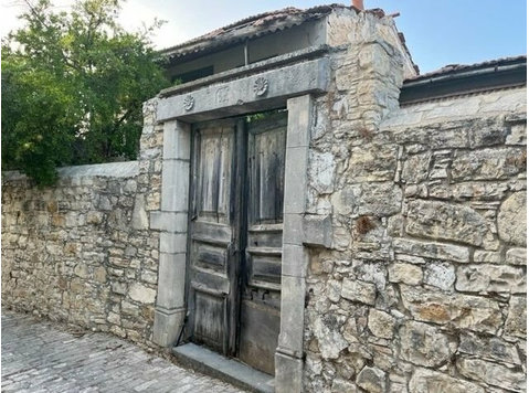 This unique, traditional  stone built village cottage is… - Maisons