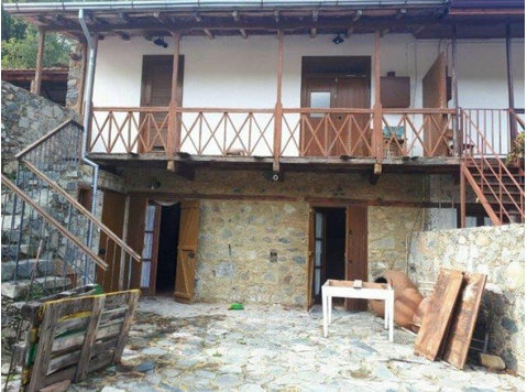 Traditional three bedroom house located in the most nicest… - Casas