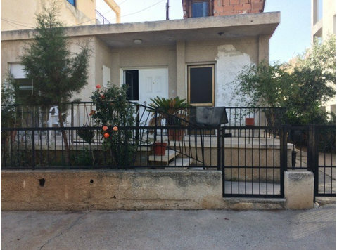 Two bedroom house in town, in a strategic location, closed… - Huse