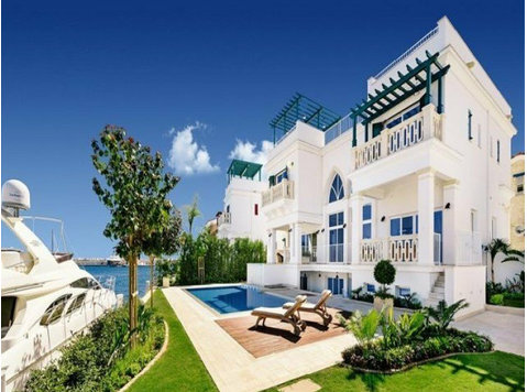 UNIQUE 4 bedroom villa located in the heart of the town and… - Casas