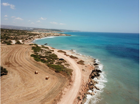 We are happy to present to you this beautiful 1844sqm piece… - Houses