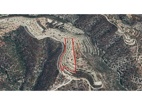 We present to you a vast land of 18426sqm located in Apesia… - Houses