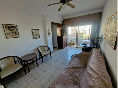 Welcome to this inviting one-bedroom apartment nestled on… - Casas