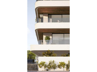 With just 7 exquisite park-view apartments spread across 4… - Maisons