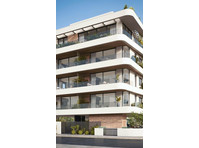 With just 7 exquisite park-view apartments spread across 4… - Casas