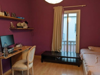 Large sunny room with balcony available middle May - Stanze
