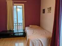Large sunny room with balcony available middle May - Комнаты