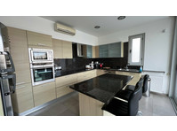 Luxurious and modern, three-bedroom apartment in Strovolos,… - Dom
