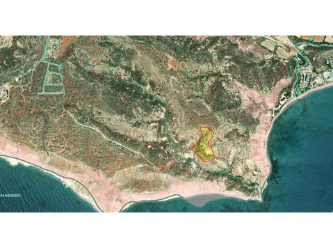 We present you this 25419sqm land, located in Pissouri… - Mājas