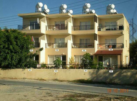 One b/m Apartment for Holidays at Chloraka Paphos - השכרת חופשות