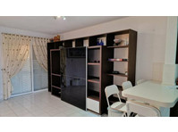 A fully furnished townhouse with a communal pool and… - Σπίτια