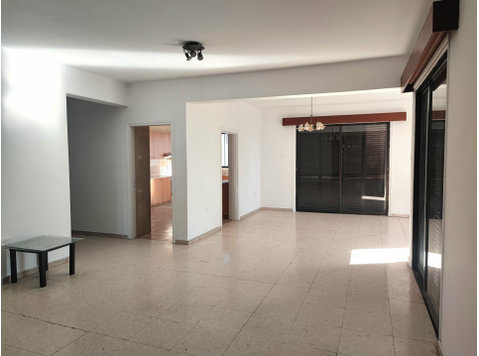 A large 3 bed apartment for rent in central location,… - Casas