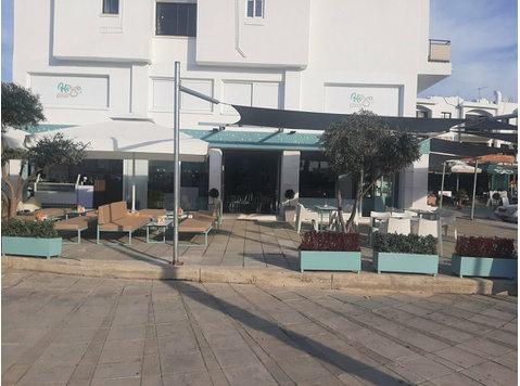 A shop located in the Kato Paphos area is available for… - Häuser