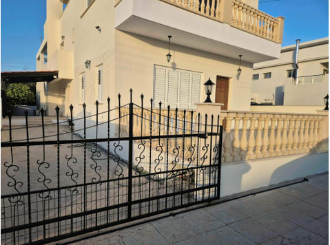A spacious 3 bedroom unfurnished house for rent in Agia… - Hus