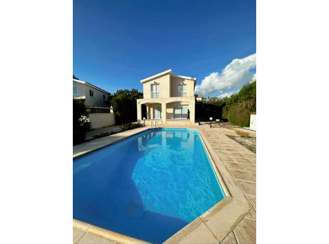 A three bedroom detached villa with a private swimming… - Case