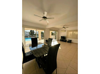 A three bedroom detached villa with a private swimming… - בתים