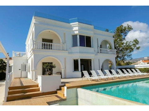 An amazing villa with seven bedrooms, a private pool, and… - Maisons