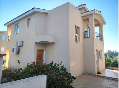 An unfurnished 3 bedroom detached house for rent, in… - Maisons