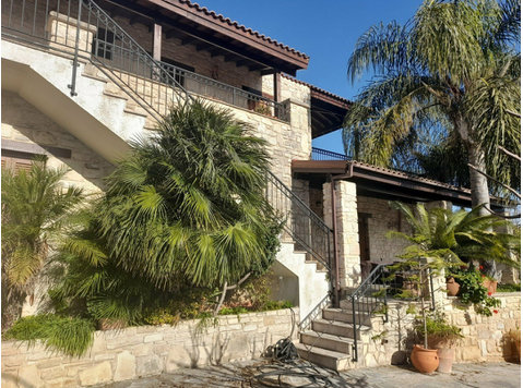 Beautiful detached stone house in the traditional village… - בתים