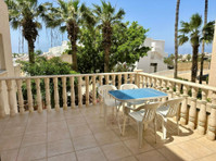 Centrally located just off the “Tombs of the Kings” Road,… - Casas