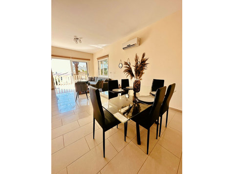 Centrally located just off the “Tombs of the Kings” Road,… - منازل