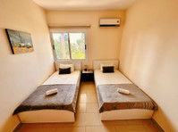 Centrally located just off the “Tombs of the Kings” Road,… - בתים