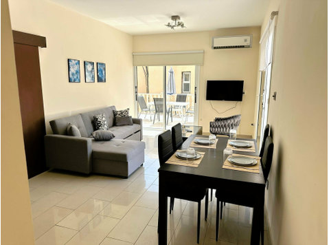 Centrally located just off the “Tombs of the Kings” Road,… - Domy