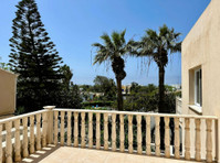 Centrally located just off the “Tombs of the Kings” Road,… - Huse