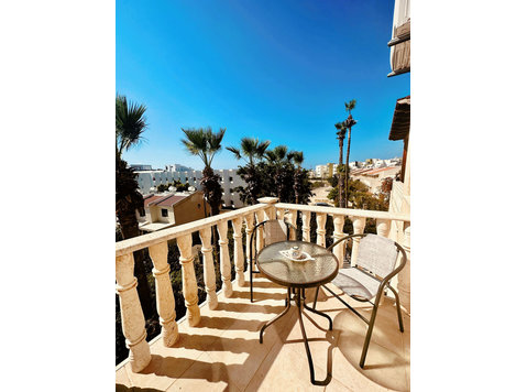 Centrally located just off the “Tombs of the Kings” Road,… - Casas