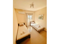 Centrally located just off the “Tombs of the Kings” Road,… - Hus