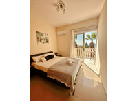 Centrally located just off the “Tombs of the Kings” Road,… - בתים
