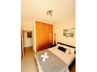 Centrally located just off the “Tombs of the Kings” Road,… - Huizen