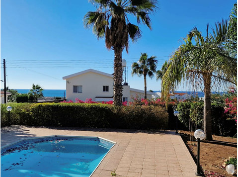 Charming Three-Bedroom Detached Villa in Peyia

Experience… - Huse