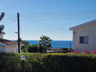 Charming Three-Bedroom Detached Villa in Peyia

Experience… - Huse