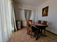Charming Three-Bedroom Detached Villa in Peyia

Experience… - בתים