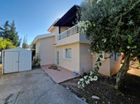 Charming Three-Bedroom Detached Villa in Peyia

Experience… - Case
