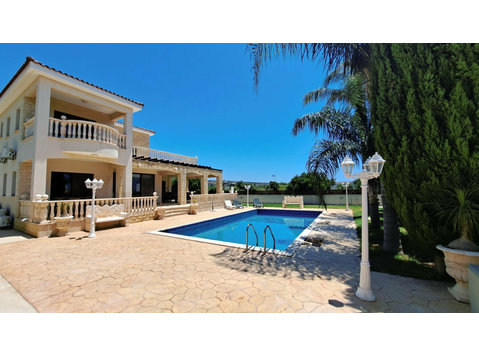 For rent: a three-bedroom villa located in Sea… - Maisons