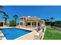 For rent: a three-bedroom villa located in Sea… - گھر