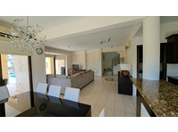 For rent: a three-bedroom villa located in Sea… - Rumah