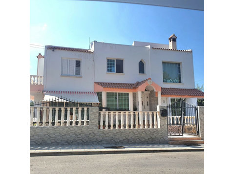 Fully furnished 3 bedroom apartment for rent in Paphos,… - Häuser