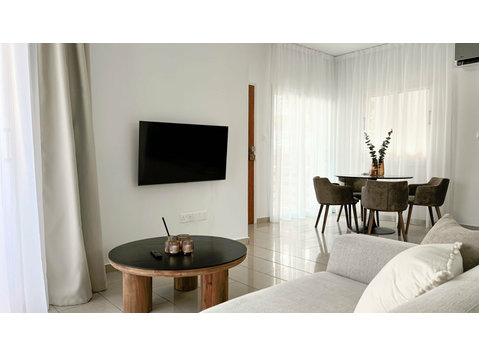 Fully furnished  modern town house on a street corner, in a… - Куће