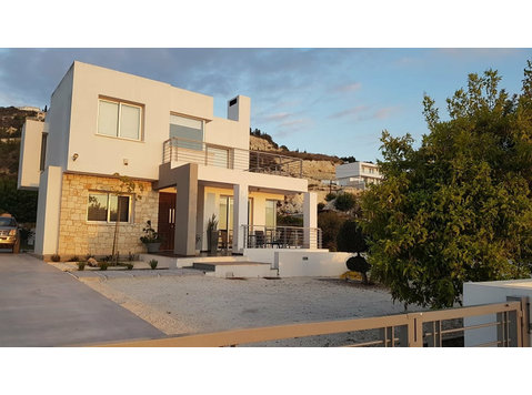 Lovely 4 bedroom house located in a quiet area of Tsada… - Majad