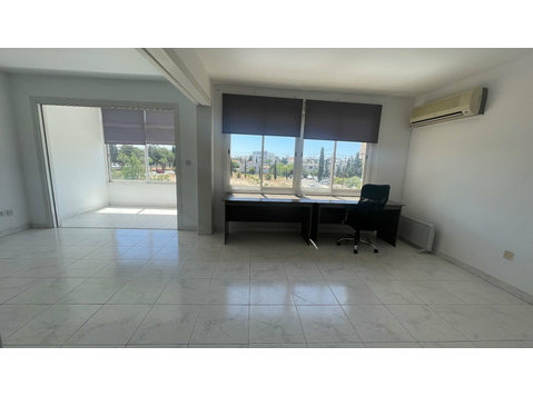 Nestled in central Paphos, this sleek two-bedroom apartment… - منازل