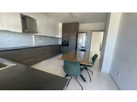 Nestled in central Paphos, this sleek two-bedroom apartment… - வீடுகள் 