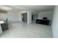 Nestled in central Paphos, this sleek two-bedroom apartment… - Házak