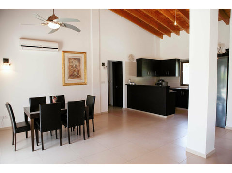 Nestled in the serene and picturesque village of Peyia,… - Casas