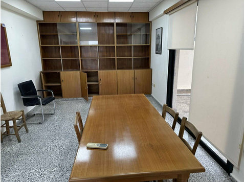 Oλόκληρος όροφος με 14 γραφεία χωρισμένα και ανεξάρτητα… - Müstakil Evler