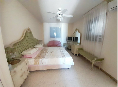 Spacious 3 bedroom furnished maisonette on 3 floors with… - Case