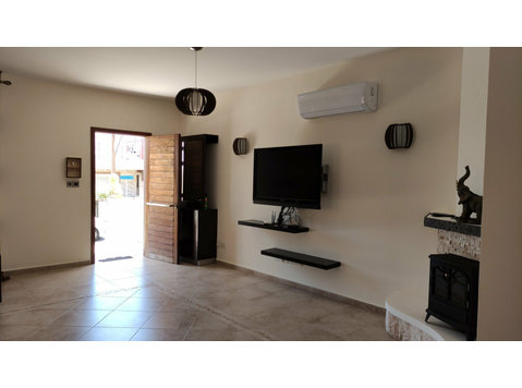 Spacious fully furnished 3 bedroom ground floor apartment… - Case