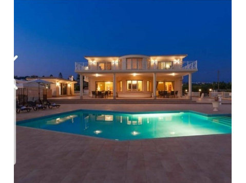 Stunning luxury Villa of 7 bedrooms right on the… - Domy